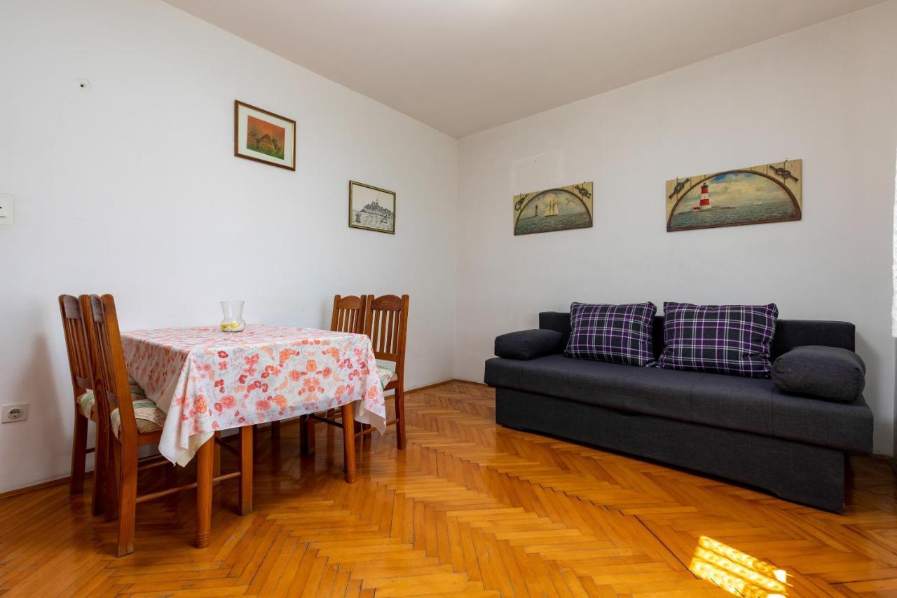 Apartments And Room Pergola 罗维尼 外观 照片