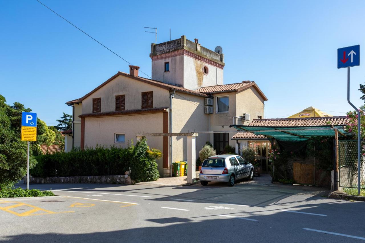 Apartments And Room Pergola 罗维尼 外观 照片