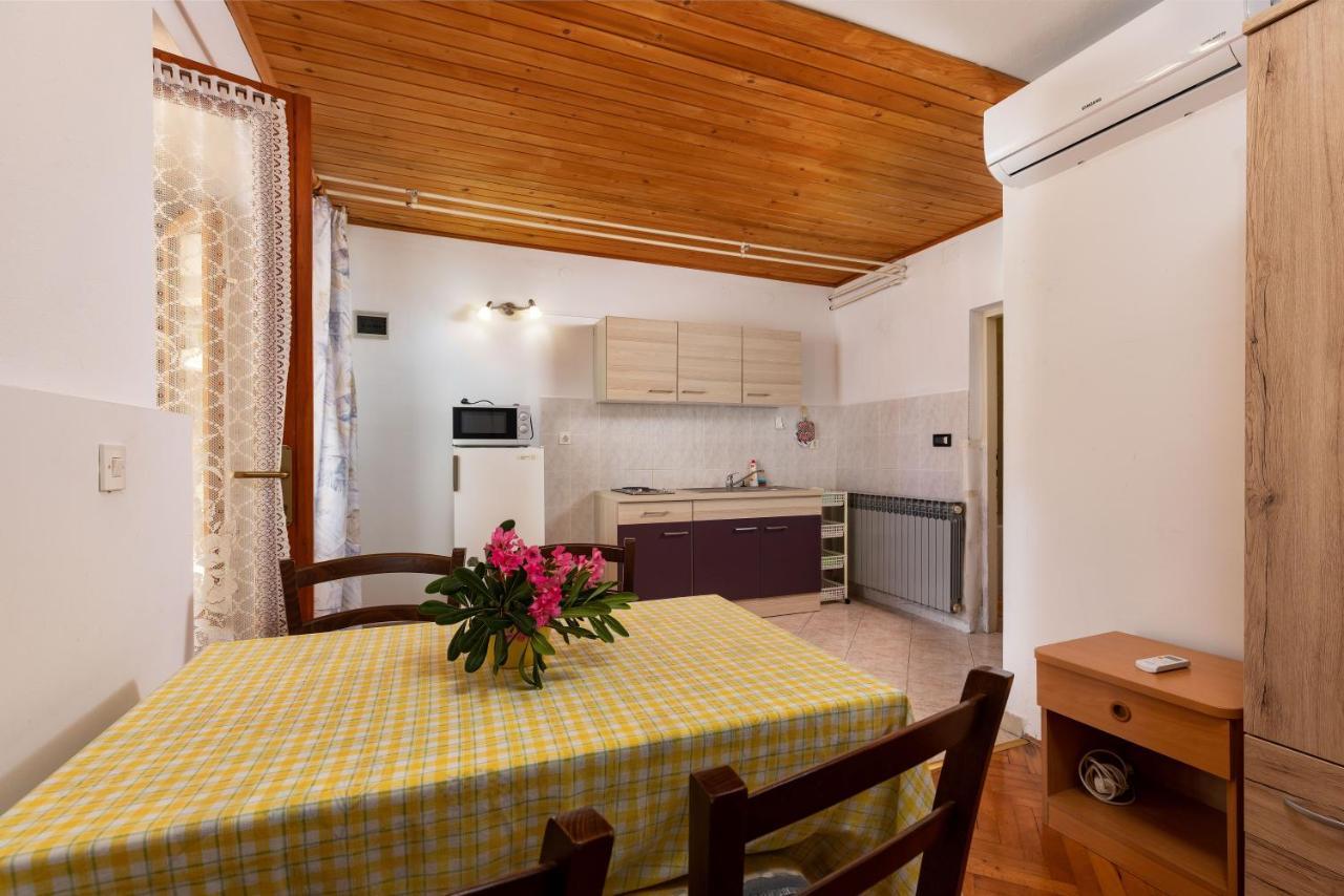 Apartments And Room Pergola 罗维尼 外观 照片
