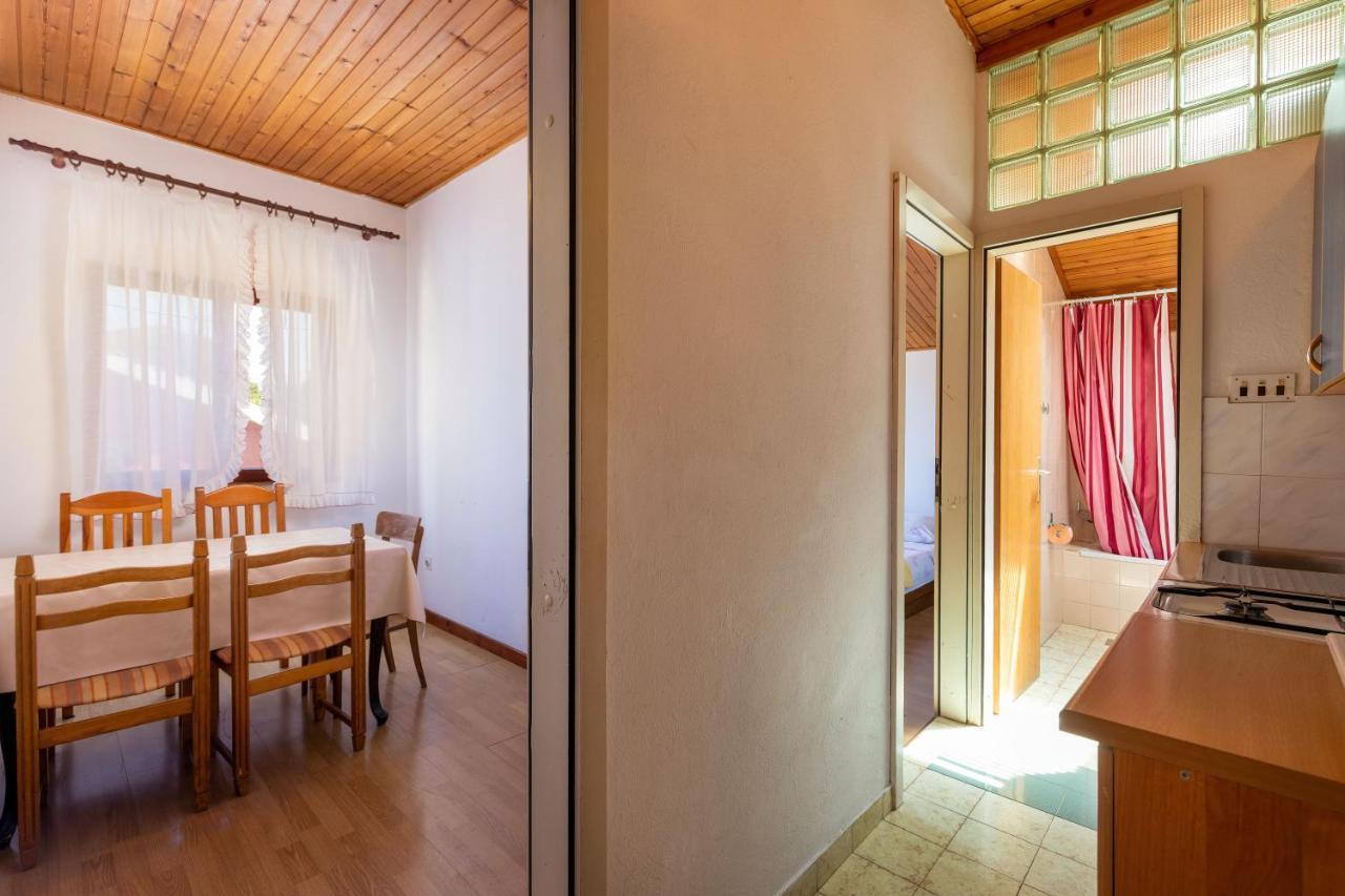 Apartments And Room Pergola 罗维尼 外观 照片