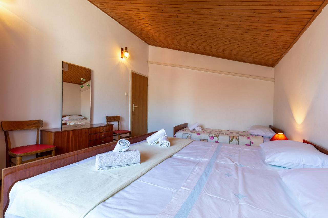 Apartments And Room Pergola 罗维尼 外观 照片