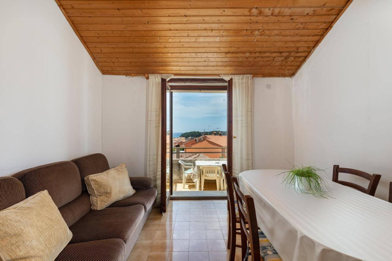Apartments And Room Pergola 罗维尼 外观 照片