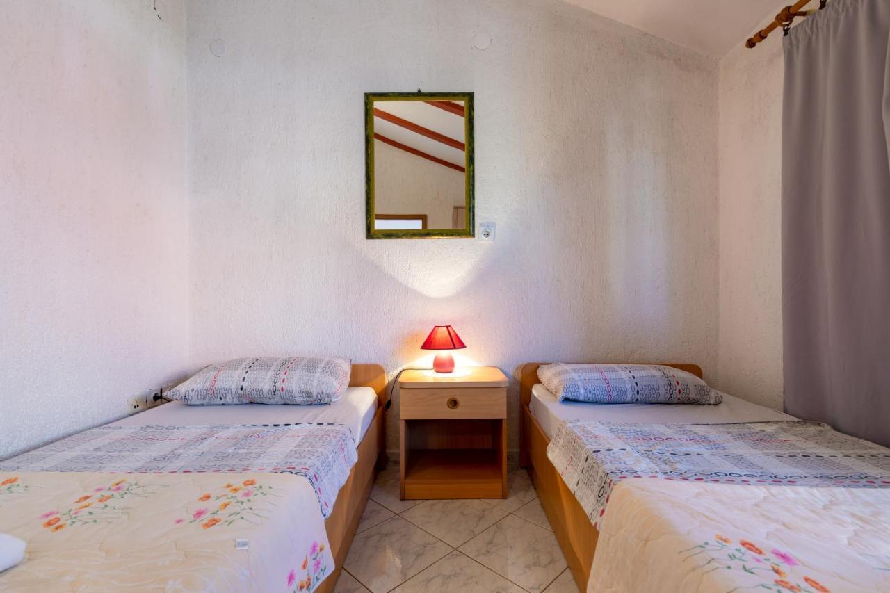 Apartments And Room Pergola 罗维尼 外观 照片