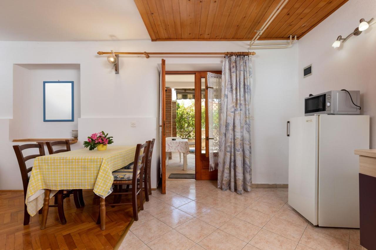 Apartments And Room Pergola 罗维尼 外观 照片