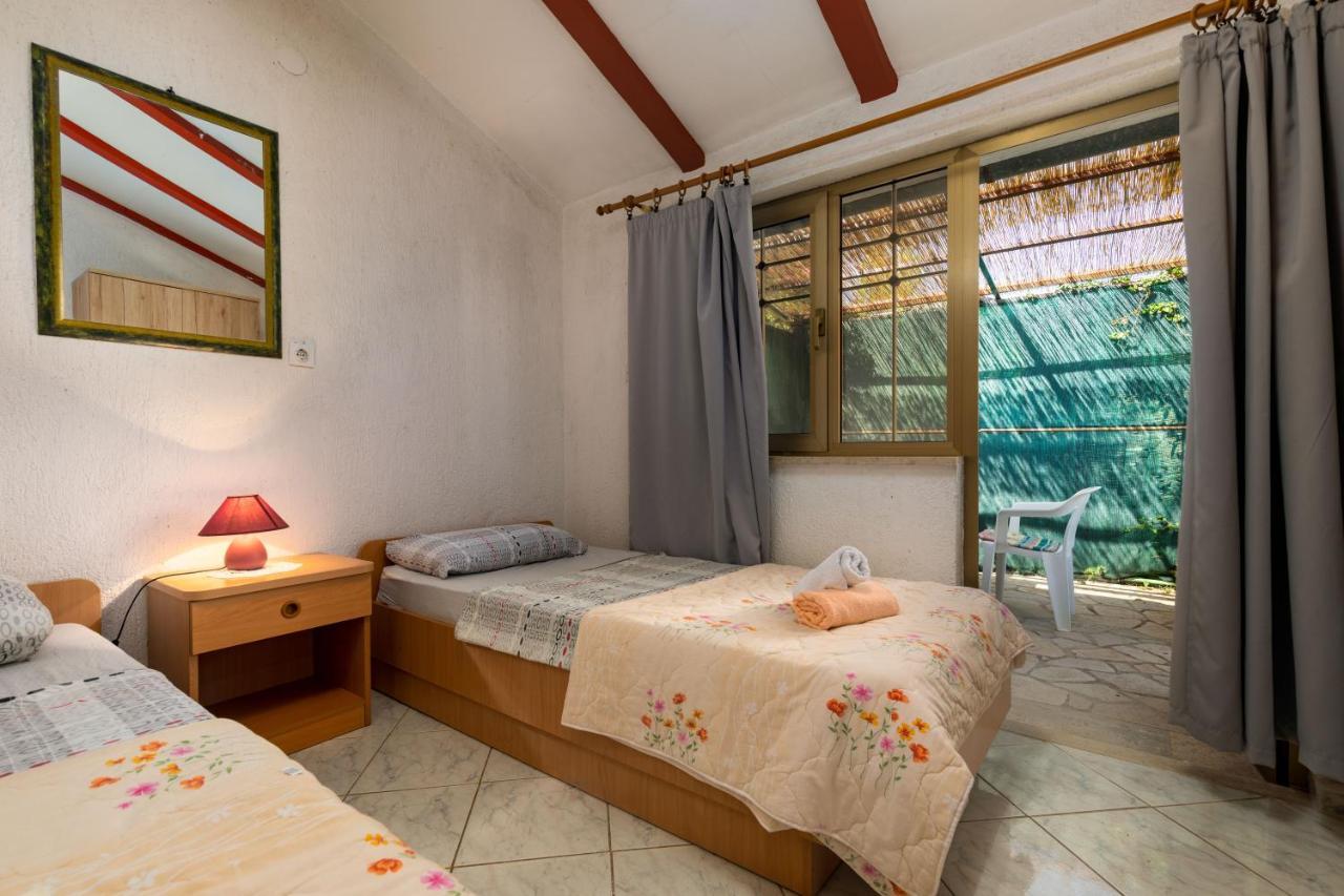 Apartments And Room Pergola 罗维尼 外观 照片